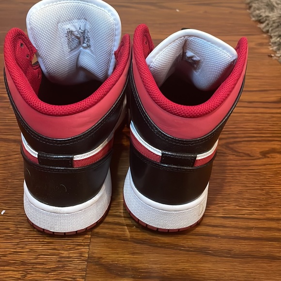 Jordan 1 Mid Gym Red Black and White size 6 Y 7.5/8 in women’s Nike - Picture 2 of 5